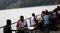 Tempat ini juga memiliki restoran yang menghadap langsung ke arah danau. 