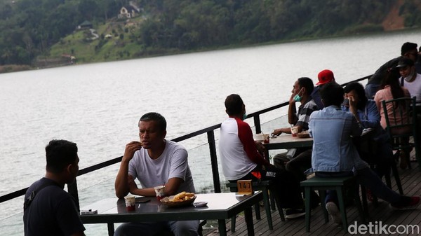 Tempat ini juga memiliki restoran yang menghadap langsung ke arah danau. 