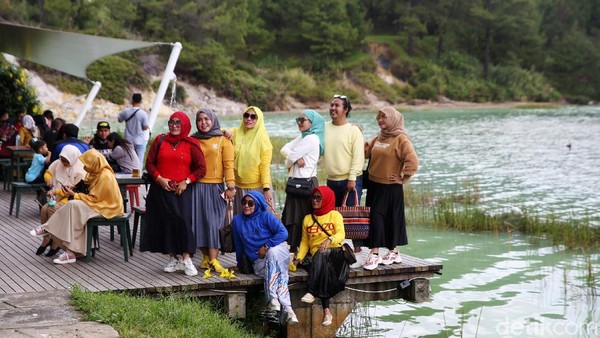 Traveler bisa puas berfoto dengan latar danau yang cantik.