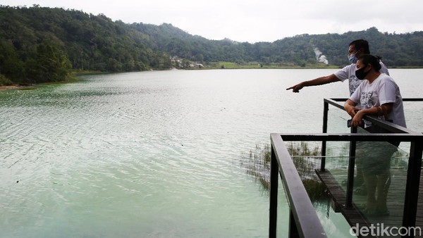 Warga berwisata di Danau Linow, Tomohon, Sulawesi Utara.