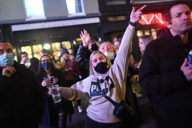 Seperti dilansir dari BBC, Perdana Menteri Inggris Boris Johnson mengumumkan karantina nasional kedua di Inggris mulai Kamis (05/11/2020), di tengah kasus positif virus corona mencapai lebih dari satu juta. Karantina berlaku selama sebulan ke depan hingga 2 Desember 2020. Selama masa lockdown, restoran dan tempat sejenisnya dilarang beroperasi. (Foto: Getty Images/Peter Summers)