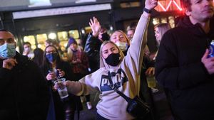 Foto: Heboh Pesta di Jalanan London Sebelum Inggris Lockdown Jilid 2