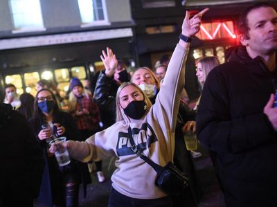 Foto: Heboh Pesta di Jalanan London Sebelum Inggris Lockdown Jilid 2