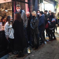 Meski pandemi COVID-19 belum mereda di Inggris, warga tak kehilangan antusias untuk hang-out di luar. Terbukti, mereka rela antre demi mendapatkan tempat restoran atau kafe pilihan. (Foto: Getty Images/Peter Summers)