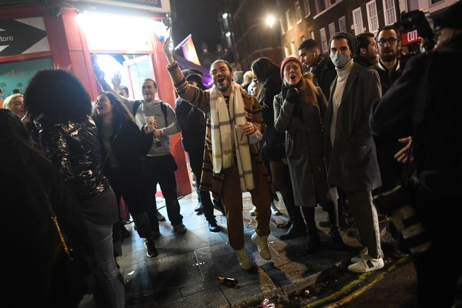 Inilah potret keramaian di depan sebuah pub di London, Inggris, Rabu (4/11/2020). Warga tampak memanfaatkan waktu untuk berkumpul bersama kerabat dan berpesta di restoran dan pub sebelum lockdown jilid 2 mulai berlaku hari ini. (Foto: Getty Images/Peter Summers)