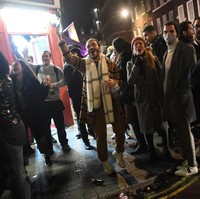 Inilah potret keramaian di depan sebuah pub di London, Inggris, Rabu (4/11/2020). Warga tampak memanfaatkan waktu untuk berkumpul bersama kerabat dan berpesta di restoran dan pub sebelum lockdown jilid 2 mulai berlaku hari ini. (Foto: Getty Images/Peter Summers)