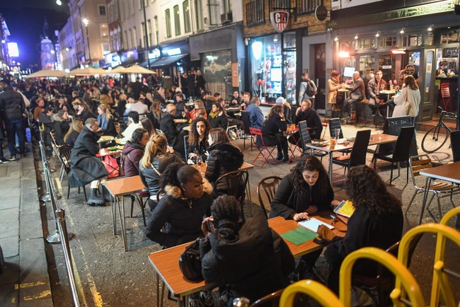 Hampir semua restoran dan pub selalu dipenuhi pengunjung. Selama pandemi, tempat-tempat tersebut hanya boleh beroperasi di luar ruangan untuk mengurangi risiko penuluaran COVID-19.  (Foto: Getty Images/Peter Summers)