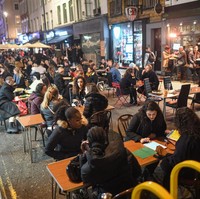 Hampir semua restoran dan pub selalu dipenuhi pengunjung. Selama pandemi, tempat-tempat tersebut hanya boleh beroperasi di luar ruangan untuk mengurangi risiko penuluaran COVID-19.  (Foto: Getty Images/Peter Summers)