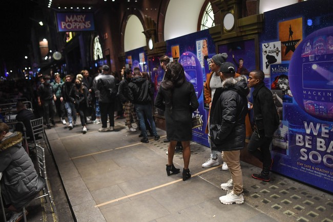 Potret antrean panjang di depan sebuah kafe di London, Inggris, Rabu (4/11/2020). (Foto: Getty Images/Peter Summers)