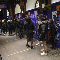 Potret antrean panjang di depan sebuah kafe di London, Inggris, Rabu (4/11/2020). (Foto: Getty Images/Peter Summers)