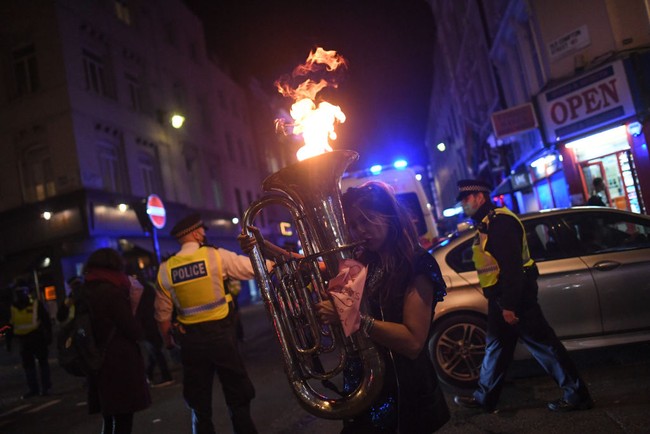 Polisi tampak berjaga-jaga di area keramaian untuk mengatur warga yang melanggar protokol kesehatan. (Foto: Getty Images/Peter Summers)