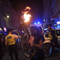Polisi tampak berjaga-jaga di area keramaian untuk mengatur warga yang melanggar protokol kesehatan. (Foto: Getty Images/Peter Summers)