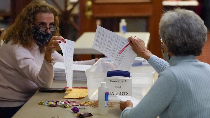 Chester County election workers scan mail-in and absentee ballots for the 2020 general election in the United States at West Chester University, Wednesday, Nov. 4, 2020, in West Chester, Pa. (AP Photo/Matt Slocum)