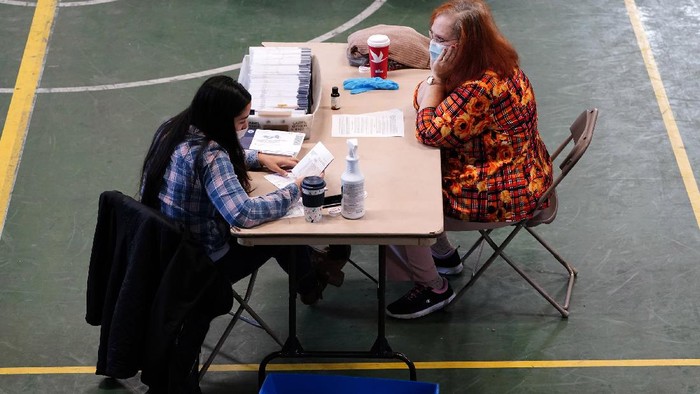 Chester County election workers scan mail-in and absentee ballots for the 2020 general election in the United States at West Chester University, Wednesday, Nov. 4, 2020, in West Chester, Pa. (AP Photo/Matt Slocum)