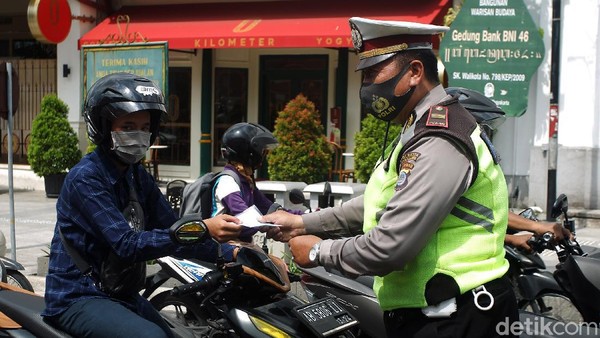Polisi Bagi-bagi Masker Saat Operasi Zebra Progo