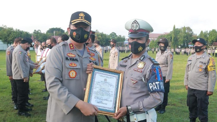 Polisi yang tendang curanmor mendapat penghargaan dari Kapolda NTB Irjen M Iqbal.