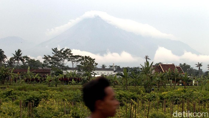 Balai Penyelidikan dan Pengembangan Teknologi Kebencanaan Geologi (BPPTKG) menaikkan status Gunung Merapi dari level Waspada menjadi Siaga.