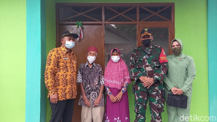 Puluhan tahun tinggal di gubuk, sepasang lansia di Karawang kini punya rumah layak