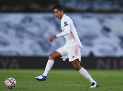 Dilansir dari beberapa sumber, ada setidaknya empat klub top Eropa yang mengincar Raphael Varane. Liverpool salah satunya, yang memang butuh bek tengah berpengalaman (Getty Images/Denis Doyle)