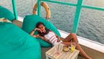 Pose Seksi Ratu Felisha Saat Ngopi dan Makan Pasta