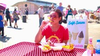 “Cheat day. Everyday,” tulis Ratu Felisha di keterangan foto. Liburan ke Amerika Serikat, ia sering ngemil hot dog dan French fries. Foto: Instagram allaboutfelisha