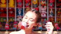 Gimana nih senyum manis Ratu Felisha? Ia terlihat super happy main ke theme park dan coba dessert di sana. Foto: Instagram allaboutfelisha