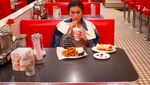 Pose Seksi Ratu Felisha Saat Ngopi dan Makan Pasta
