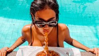 Kalau ini momen Ratu Felisha berenang ditemani sepiring pasta. Slurpp! Foto: Instagram allaboutfelisha