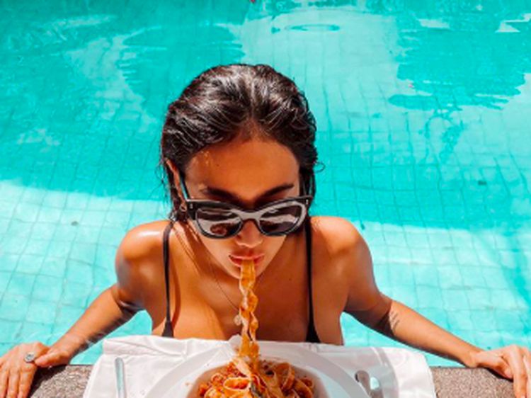 Pose Seksi Ratu Felisha Saat Ngopi dan Makan Pasta