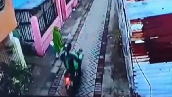 Rekaman CCTV detik-detik pria berjaket ojol begal payudara penjual kue di Makassar (dok. Istimewa).