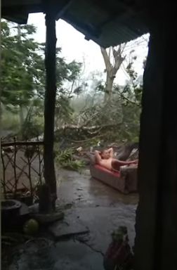 Santuy! Pria Ini Ngopi di Tengah Badai Angin Topan di Filipina