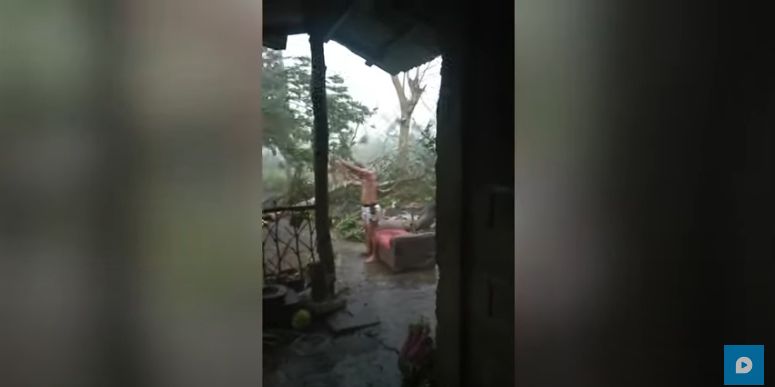 Santuy! Pria Ini Ngopi di Tengah Badai Angin Topan di Filipina
