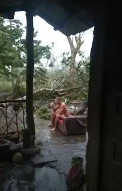 Santuy! Pria Ini Ngopi di Tengah Badai Angin Topan di Filipina