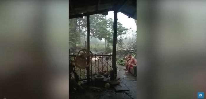 Santuy! Pria Ini Ngopi di Tengah Badai Angin Topan di Filipina Santuy! Pria Ini Ngopi di Tengah Badai Angin Topan di Filipina