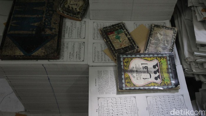 Sejak tahun 1990 buku Iqro telah diproduksi di Kotagede, Yogyakarta. Nah, seperti apa sih proses produksinya? Yuk, intip foto-fotonya berikut ini.
