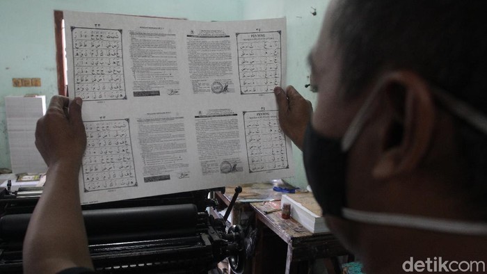 Seperti Ini Produksi Buku Iqro Khas Kotagede Sejak tahun 1990 buku Iqro telah diproduksi di Kotagede, Yogyakarta. Nah, seperti apa sih proses produksinya? Yuk, intip foto-fotonya berikut ini.