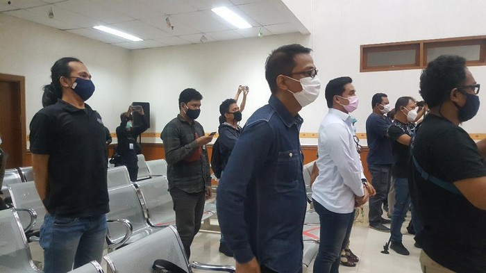 Sidang vonis kasus pil xanax Vanessa Angel dihadiri oleh suami dan keluarga Vanessa.