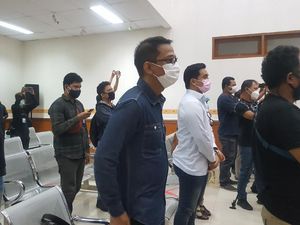 Keluarga dan Suami Hadiri Sidang Vonis Vanessa Angel