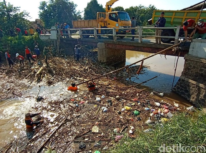 Sungai Piji Kudus penuh sampah, ratusan personel gabungan diterjunkan, Kamis (5/11/2020).