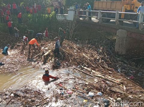 Sungai Piji Kudus penuh sampah, ratusan personel gabungan diterjunkan, Kamis (5/11/2020).
