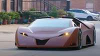 90 persen mobil ini adalah kayu yang terdiri dari 20 spesies kayu pada body dan interiornya. Mulai dari roda, perpindahan gigi, roda kemudi dan bahkan alat indikator yang menunjukkan RPM dan kecepatan terbuat dari kayu. Foto: Youtube: Barcroft Cars