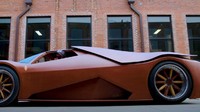 Tentunya mobil terbuat dari kayu keren dan sangat langka, tapi mobil ini punya kekurangan. Selain panas, mobil ini cukup berisik dan tidak terlalu nyaman dikendarai. Foto: Youtube: Barcroft Cars