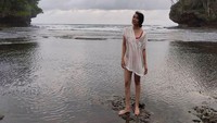 Di media sosial, Tessa Kaunang dikenal juga sebagai janda milenial lewat acara YouTube-nya. (Foto: dok. Instagram @tessakaunang_tuiit) 