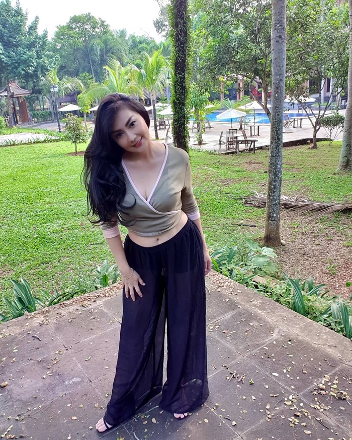 Tessa Kaunang Pamer Foto Menantang Tetap Seksi Di Usia 44 Tahun 