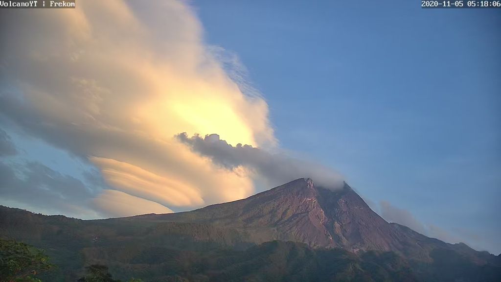 Topi awan di Gunung Merapi, Kamis (5/11/2020).