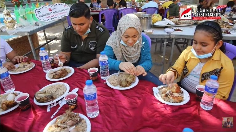 Pria Indo Traktir Anak Yatim di Gaza