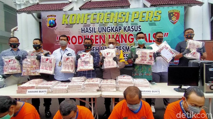 Polisi Surabaya mengungkap produksi uang palsu. Enam pelaku ditangkap dan ribuan lembar uang palsu diamankan.