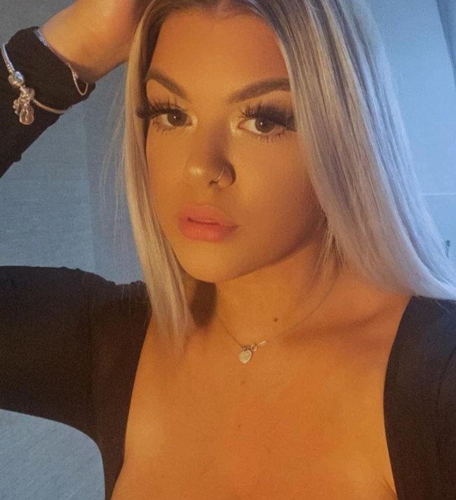 Vicky mengaku awalnya tidak ingin membuat penggalangan dana tapi ia tidak mau terus-terusan menangis. Ia pun ingin paling tidak mengurangi ukurannya menjadi B atau C atau yang direkomendasikan oleh dokter. Di titik ini, aku sudah putus asa aku sudah putus asa, semua yang aku coba tidak berhasil dan ini adalah opsi terakhirku, kata Vicky yang berharap orang lain bisa paling tidak membantu menyebarkan informasi ini agar ia bisa cepat melakukan operasi. Foto: Instagram @viicckkyx