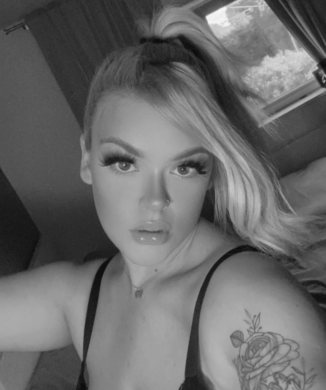 Payudara ini adalah sebuah kutukan. Aku tidak melihat berkah apa pun dari memilikinya. Aku punya postur yang jelek, sakit leher, dan sakit saat membungkuk. Ada luka sayatan di punggungku karena terlalu berat. Clubbing pun jadi mengerikan, aku terus ketakutan apakah seseorang akan menyentuh karena itu pernah terjadi sebelumnya atau mereka memanggil dengan sebutan (yang kurang menyenangkan), katanya dilansir Dailymail. Foto: Instagram @viicckkyx