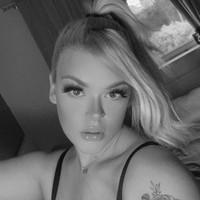 Payudara ini adalah sebuah kutukan. Aku tidak melihat berkah apa pun dari memilikinya. Aku punya postur yang jelek, sakit leher, dan sakit saat membungkuk. Ada luka sayatan di punggungku karena terlalu berat. Clubbing pun jadi mengerikan, aku terus ketakutan apakah seseorang akan menyentuh karena itu pernah terjadi sebelumnya atau mereka memanggil dengan sebutan (yang kurang menyenangkan), katanya dilansir Dailymail. Foto: Instagram @viicckkyx